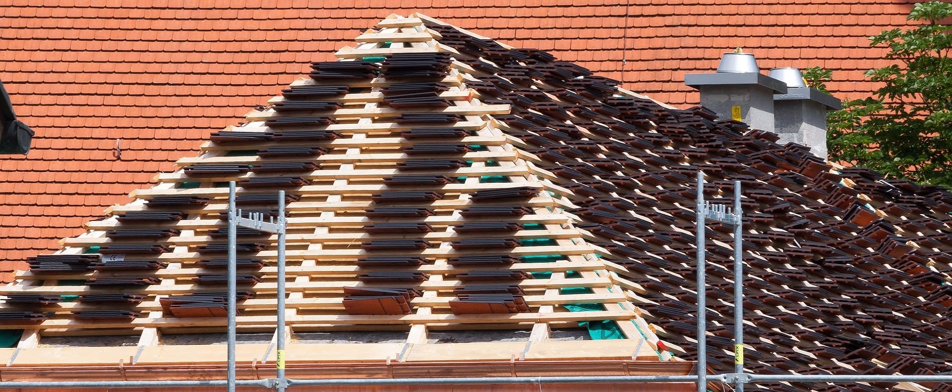 Flachdachkonstruktion aus Holzbalken vom Zimmermann - DerDachdecker